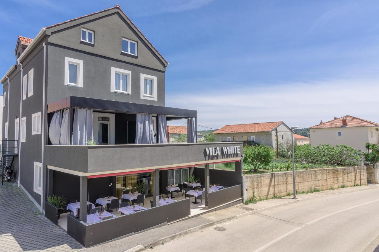 White Nocľah s raňajkami Trogir