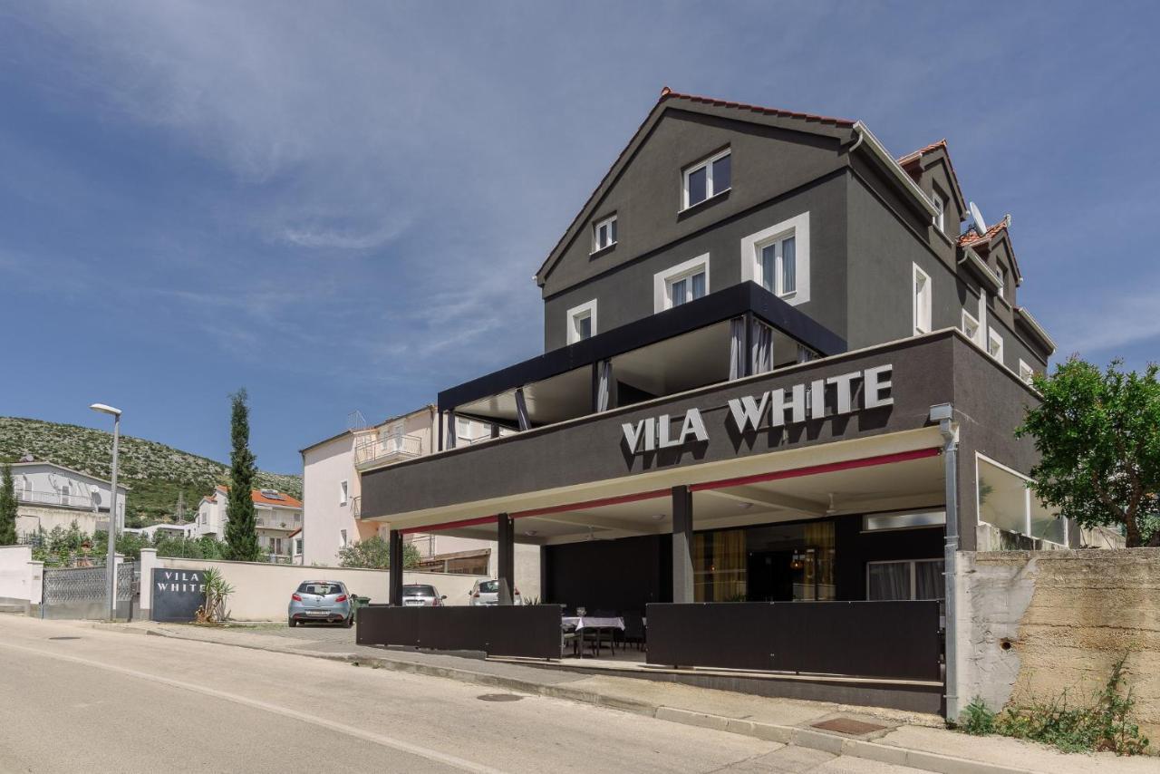 White Nocľah s raňajkami